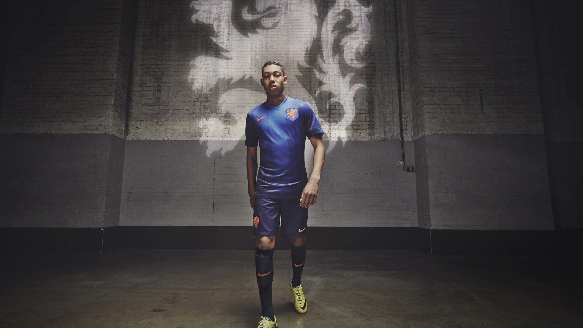 曼联温情时刻,重病球迷圆梦卡灵顿,训练场边的特殊第十二人